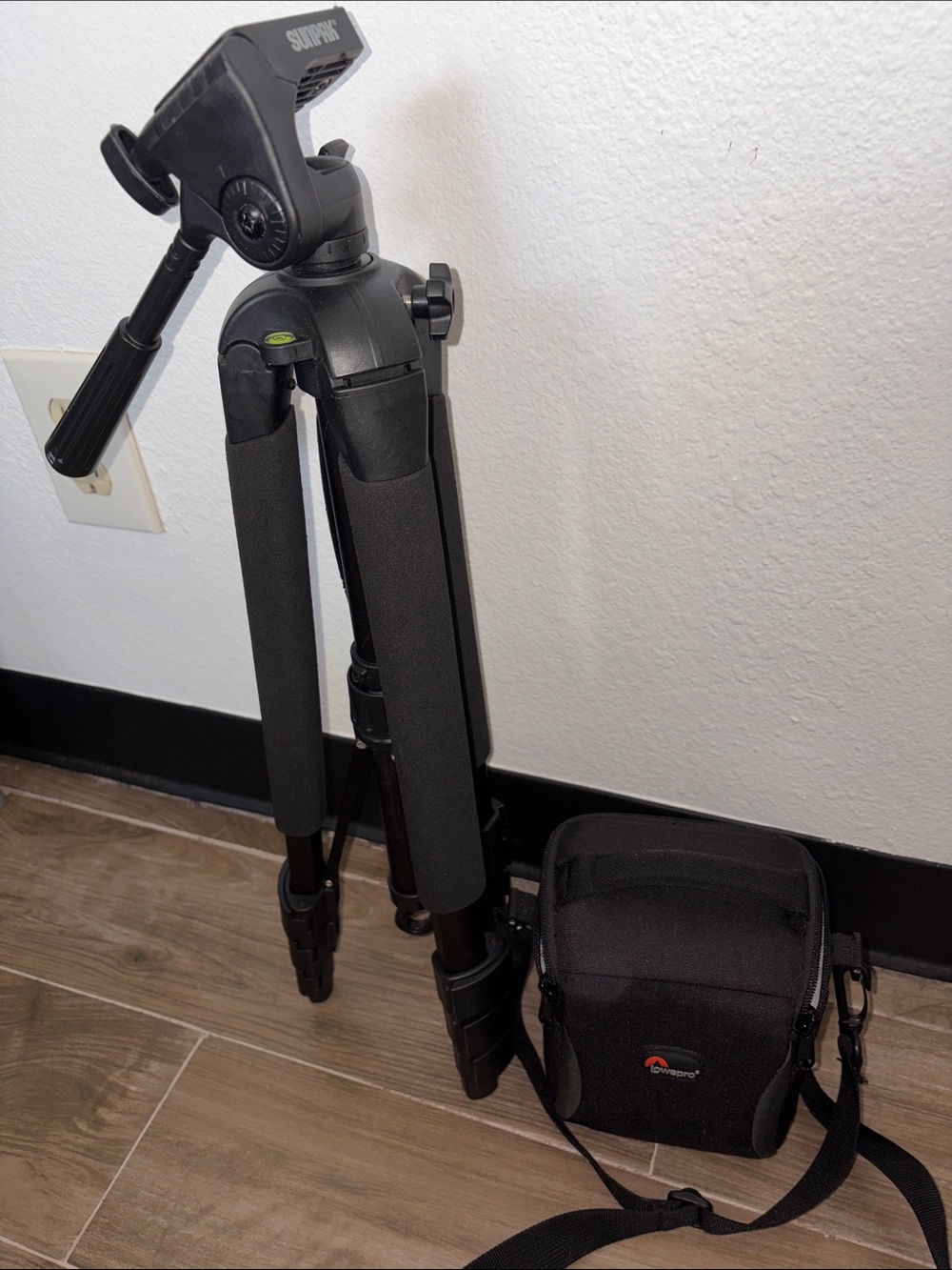 2pcs Black Camera Bag with Black Tripod Kit